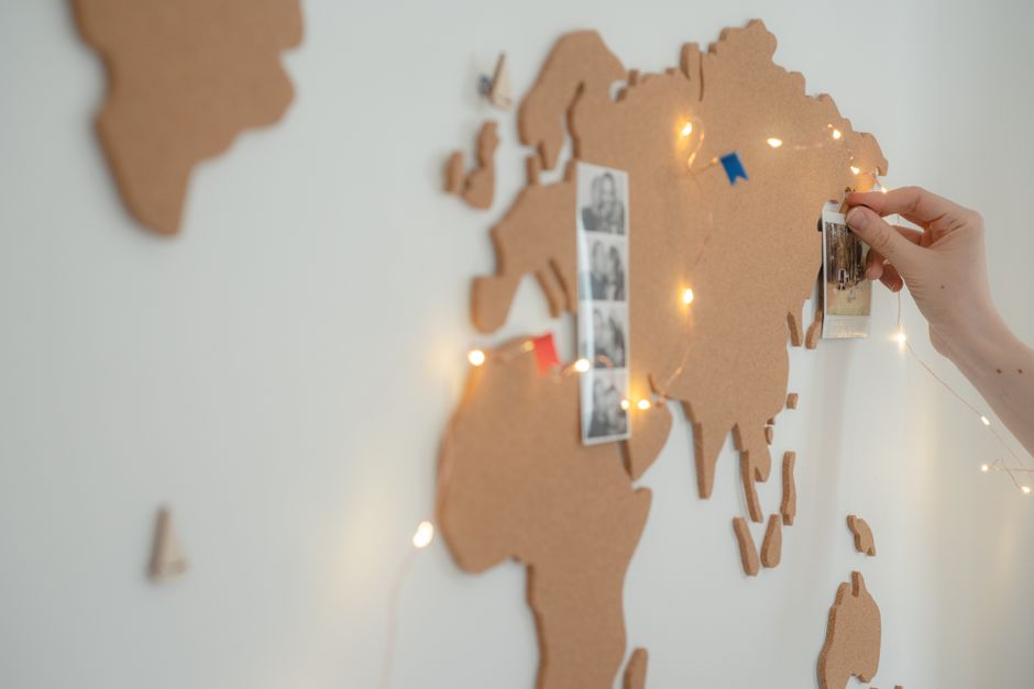 Carte du monde &agrave; gratter carte en li&egrave;ge &agrave; punaises